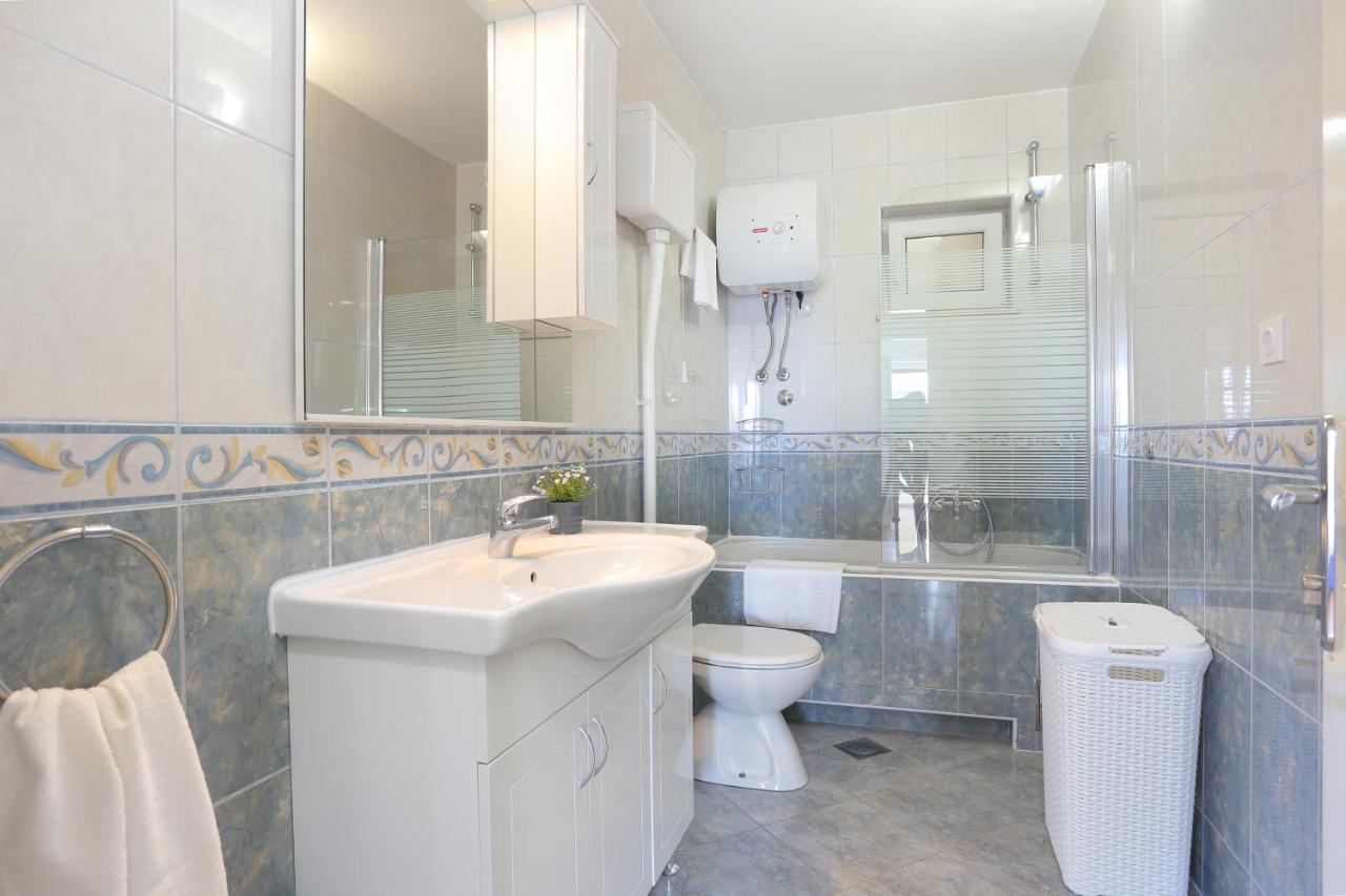 Apartments By The Sea Brela, Makarska - 2718 Exterior foto